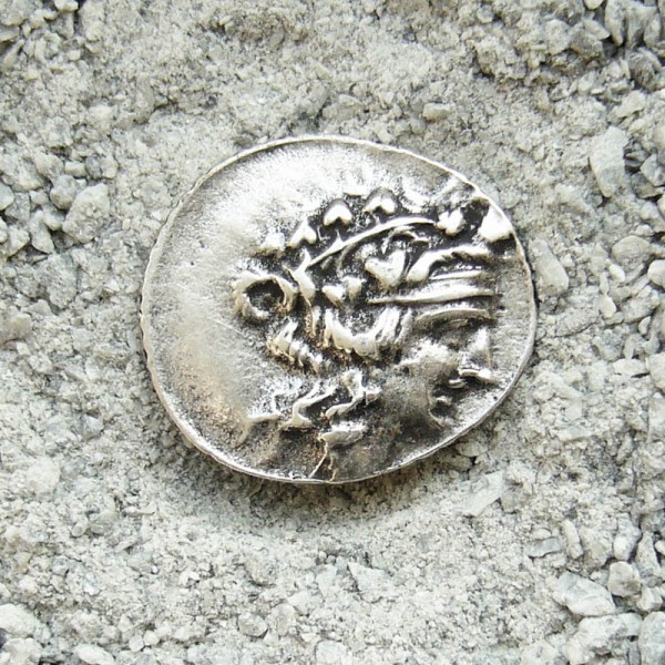 antike griechische Münze, Beschlag silberfarben
