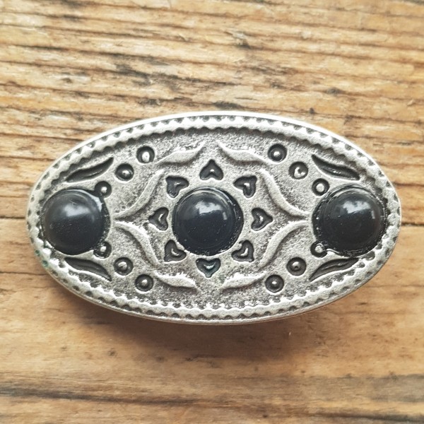 ovale, ornamentierte, silberfarbene Zierniete mit schwarzen Kunst-Perlmuttkugeln