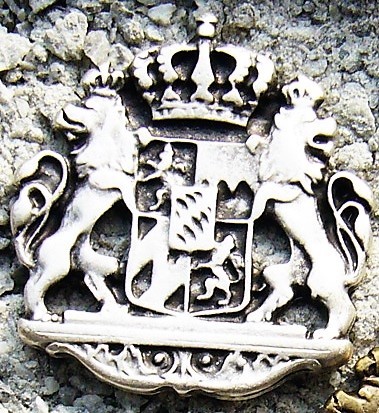 Bayern-Wappen mit Löwen, silberner Zierbeschlag