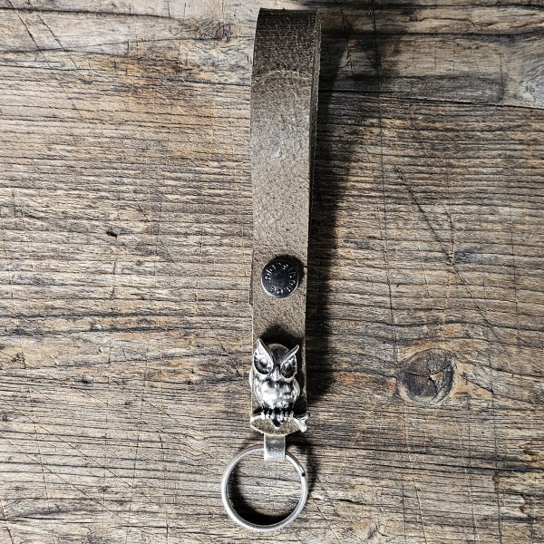 Schlüsselanhänger LOOP EULE, Fb:silber, oliv >13-ender<,Keyholder