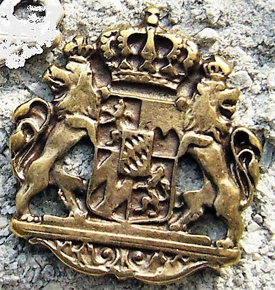 Bayern-Wappen mit Löwen, messingfarbener Zierbeschlag